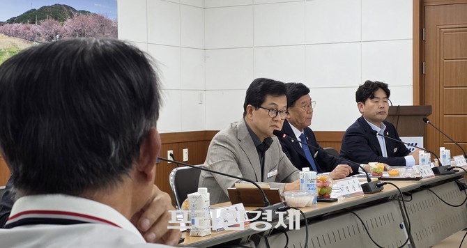 엄승용 보령시장이 15일 주산면 행정복지센터에서 열린 주민과의 대화에 참석해 지역 현안을 청취하고 있다. =오영태 기자