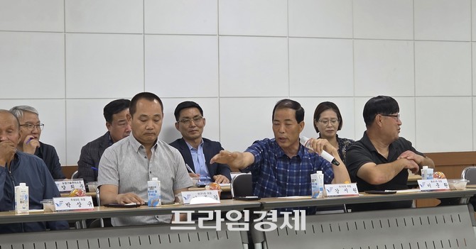 엄승용 보령시장이 15일 주산면 행정복지센터에서 열린 주민과의 대화에서 참석자가 지역 현안에 대해 발언하고 있다. =오영태 기자
