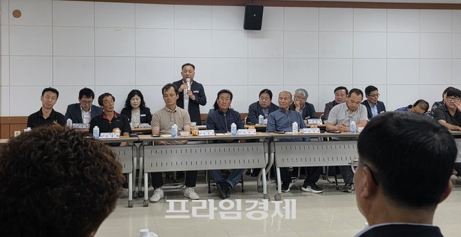 15일 주산면 행정복지센터에서 열린 주민과의 대화에서 참석자의 지역 현안 발언에 대해 경제도시국장이 설명하고 있다. =오영태 기자