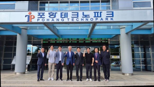 포항테크노파크는 지난 15일 본부동에서 중소벤처기업진흥공단, 포스텍홀딩스와 함께 '포항 첨단 미래산업 육성을 위한 전략 간담회'를 개최하고, 지역 딥테크 스타트업 육성과 원스톱 기업 지원 체계 구축을 위한 상호 협력을 다짐하고 있다. ⓒ 포항테크노파크