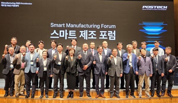 경북도는 16일 포항 포스텍 포스코국제관에서 ‘2026 스마트 제조 포럼’을 개최하고 AI·로보틱스 기반 제조산업의 변화와 지역 기업의 대응 방안을 논의했다. 포럼 참석자들이 행사 후 기념촬영을 하고 있다. ⓒ 경북도