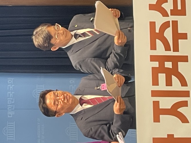 권순기 경남교육감이 국회에서 대한민국교육감협의회와 공동 기자회견을 열고 있다. ⓒ 경남교육청
