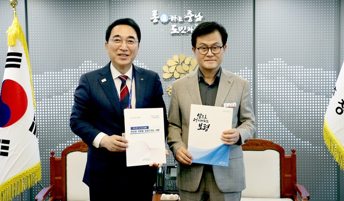 엄승용 보령시장은 지난 15일 충남도지사실에서 박 지사를 만나 보령의 주요 현안을 설명하고 충남도와의 협력 방안을 논의 후 기념촬영을 하고 있다. ⓒ 보령시