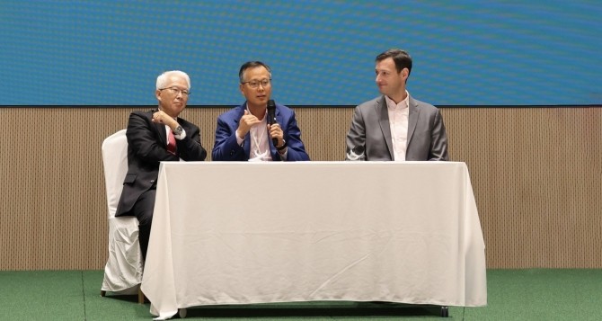 (왼쪽부터)고종성 박사, 조병철 교수, 존슨앤드존슨(J&J) 관계자가 질의응답을 하고 있다. © 유한양행