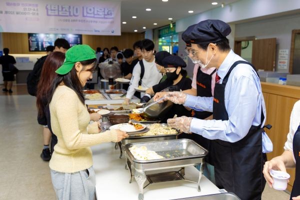윤재웅 총장이 종합복지관 학생식당에서 학생들에게 직접 배식하며 따뜻한 아침 인사를 건네고 있다. ⓒ 대구대학교