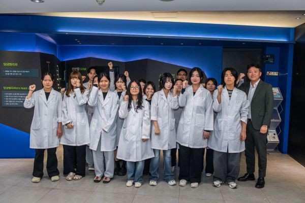 지난 16일 대구보건대학교 연마관에서 실험동물기술원 2급 인증시험에 합격한 임상병리학과 재학생들이 정세훈 교수와 함께 기념촬영을 하고 있다. ⓒ 대구보건대학교