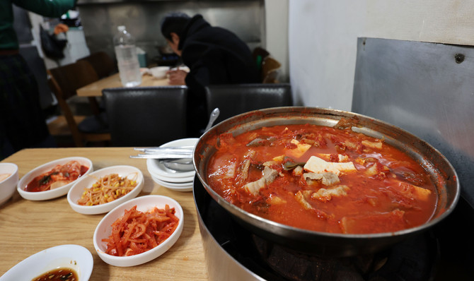 외식 물가 오름세가 계속되면서 서울지역 김치찌개 백반 1인분 평균 가격이 8500원까지 오른 것으로 나타났다. ⓒ 연합뉴스