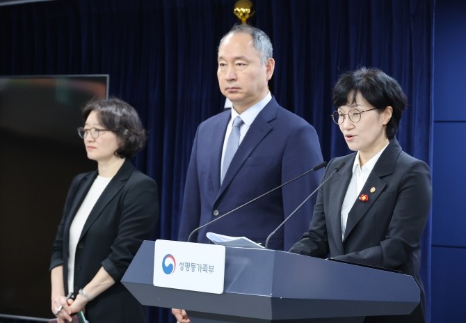 16일 서울 종로구 정부서울청사에서 원민경 성평등가족부 장관이 임신중지 약물 도입 방안 브리핑을 하고 있다. © 연합뉴스