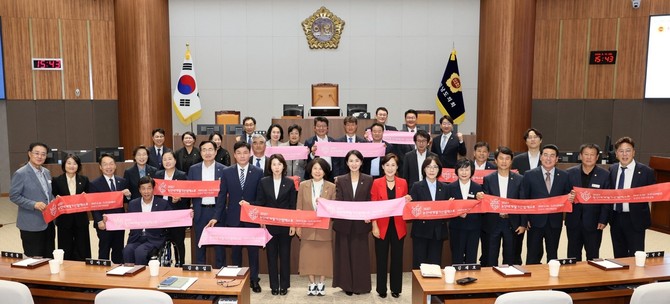 제371회 임시회 4차 본회의 딸기엑스포 성공 개최 퍼포먼스 모습. ⓒ 의회사무국