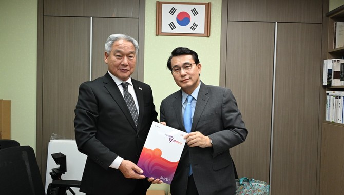 이용우 군수와 기획감사담당관 등 집행부가 지난 16일 국회를 방문해 운상현 의원 만나 2027년 정부예산 주요 현안사업 국정 반영 요청 후 기념촬영을 하고 있다. ⓒ 부여군