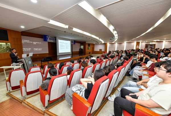 영진전문대학교가 17일 복현캠퍼스에서 개최한 외국인 유학생 취업박람회에서 참석자들이 국내 취업과 지역 정착에 필요한 정보를 듣고 있다. ⓒ 영진전문대학교