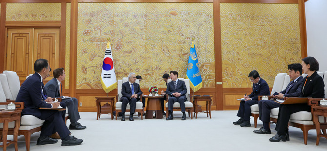 이번 접견에서 이 대통령은 중동 위기로 인한 에너지 공급 불안과 에너지 전환의 어려움을 언급하면서 국제사회 차원의 대응 필요성을 제기했고, 비롤 사무총장은 이에 대해 에너지 안보를 강화하면서 전기화를 추진하는 전략을 강조했다. ⓒ 연합뉴스