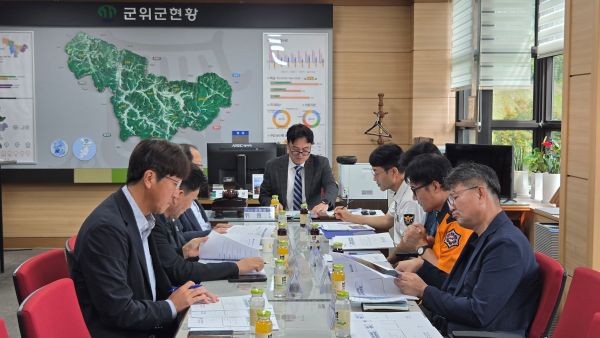 군위군이 18일 부군수실에서 안전관리실무위원회를 열고 10월 개최 예정인 주요 행사 4건의 안전관리계획을 점검하며 행사별 위험요인과 사고 발생 시 대응방안을 논의하고 있다. ⓒ 군위군