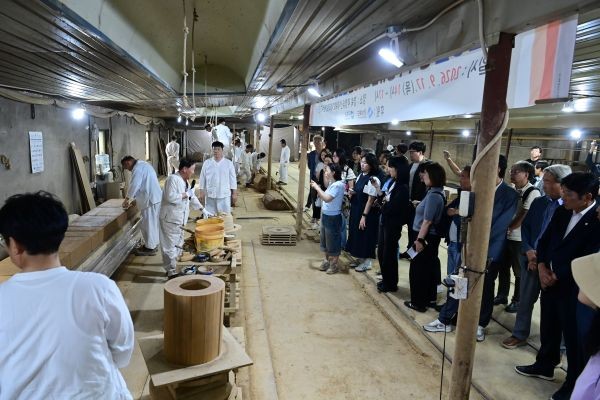 고령군이 지난 17일 개진면 고령기와 무형유산 전수교육관에서 50년 넘게 전통기와 제작기술을 이어온 김은동 제와장의 작업 과정과 관련 자료를 공개하고 있다. ⓒ 고령군