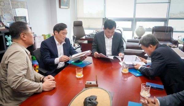 남한권 울릉군수가 국회를 방문해 지역 현안을 공유하고, 2027년도 국가예산 확보를 위한 적극적인 지원을 요청하고 있다. ⓒ 울릉군
