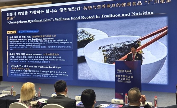 박정주 홍성군수가 중국 뤄디시 우호도시 산업 매칭회에서 산업 인프라와 투자 여건을 소개하고 관내 기업의 제품 경쟁력을 홍보하고 있다. ⓒ 홍성군