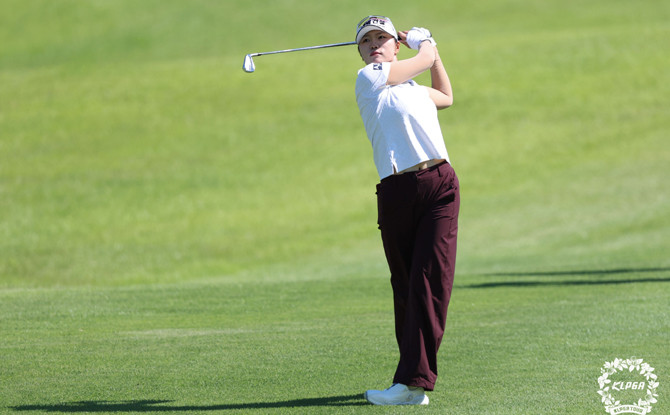김민선7이 '하나금융그룹 챔피언십' 파이널 경기 2번 홀에서 아이언샷을 하고 있다. ⓒ KLPGA