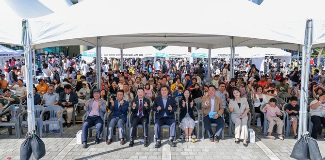 지난 19일 당진시종합복지타운 일원에서 '2026년 가족어울림 한마당'을 개최 후 단체 기념촬영을 하고 있다. ⓒ 당진시