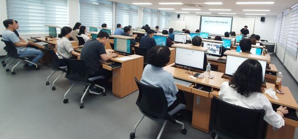 의성군이 군청 소속 5급 이상 관리자와 팀장 등을 대상으로 '2026년 관리자 AI 리더십 교육'을 진행하고 있는 가운데, 참석자들이 생성형 AI 활용법과 행정업무 적용 방안을 배우고 있다. ⓒ 의성군