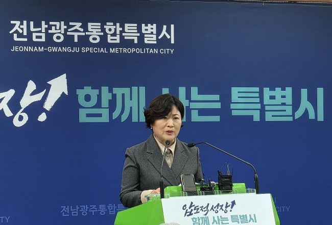 배미경 전남광주통합특별시 대변인이 21일 광주청사 5층 브리핑실에서 공공기관 통합 추진 상황을 설명하고 있다. ⓒ 전남광주통합특별시