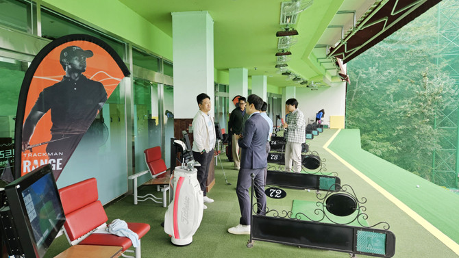 고양CC 드라이빙 레인지에서 직접 시타하며 체험해 보는 시간도 가졌다. ⓒ 트랙맨