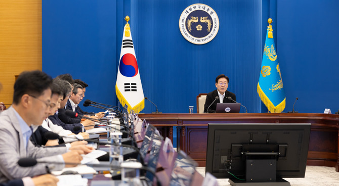 이 대통령은 청와대 참모진의 업무 강도에 대해 언급한 후 "국민들께서 현장에서, 일상 속에서 겪는 그 어려움에 비하면 그리 크지 않을 수도 있다는 생각으로 위안 삼으시기 바란다"고 했다. ⓒ 청와대