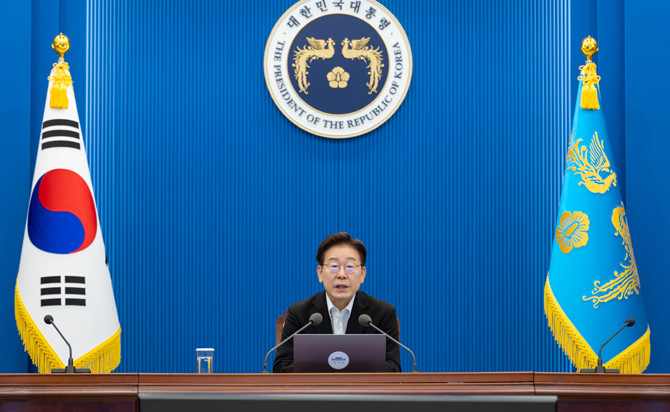 이 대통령은 미국에서 열리는 유엔총회 고위급회기 참석 및 브라질 국빈방문 떠나기 전 21일 청와대에서 수석보좌관회의를 주재했다. ⓒ 청와대