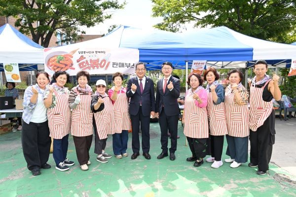 달성군의회 의장단이 지난 17일 달성군장애인복지관에서 열린 바자회에 참석해 행사장을 둘러보고 장애인 복지 증진을 위한 나눔에 동참했다. ⓒ 달성군의회