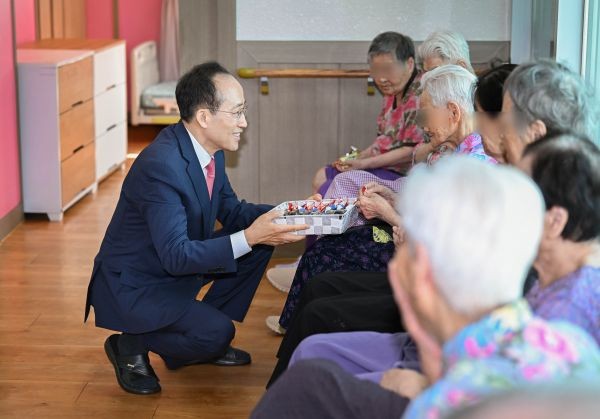 추경호 대구시장이 21일 서구 상리동 영락양로원을 찾아 입소 어르신들에게 추석 명절 인사를 전하고 건강과 생활에 관한 이야기를 나누며 따뜻한 소통의 시간을 갖고 있다. ⓒ 대구시