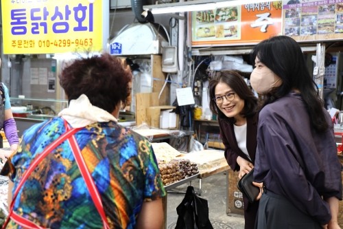 김영신 교육장(가운데)과 직원들은 지역 전통시장을 방문해 명절 성수품과 지역 농수산물 등 필요한 물품을 직접 구매하며 전통시장 이용에 동참했다. ⓒ 여수교육청