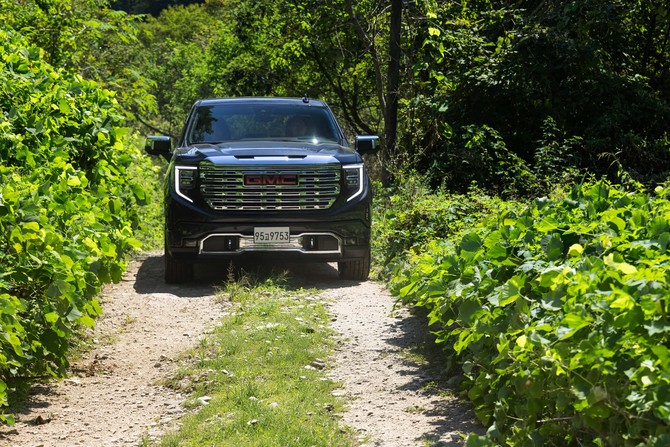 거대한 차체에 6.2ℓ V8 자연흡기 가솔린 엔진을 품은 시에라는 효율과 전동화가 자동차 시장의 주요 화두가 된 지금 상당히 과감한 구성이다. ⓒ 한국GM
