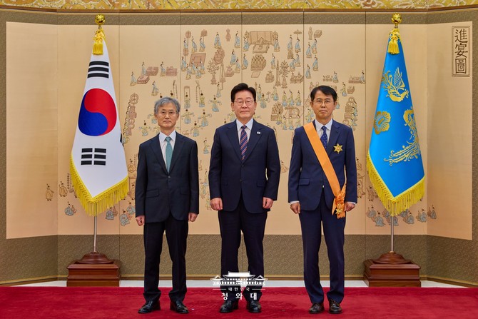 이재명 대통령이 21일 청와대에서 열린 김성수 대법관 임명장 수여식에서 조희대(왼쪽) 대법원장과 기념촬영을 하고 있다. ⓒ 청와대