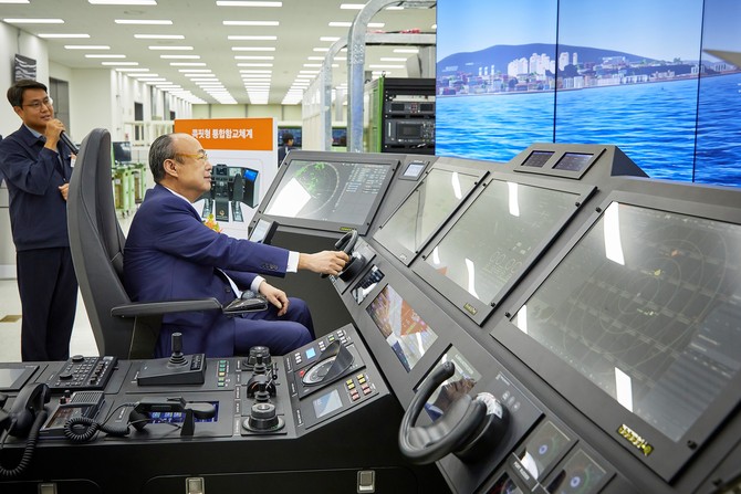 김승연 한화그룹 회장이 한화시스템 구미사업장을 방문해 콕핏(Cockpit)형 통합함교체계(IBS) 운영 시연을 하고 있다. ⓒ 한화그룹