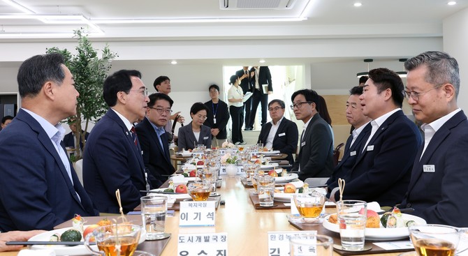 박수현 충남지사가 22일 아산 시민과의 대화에서 오세현 아산시장과 함께 오찬하고 있다. ⓒ 충남도