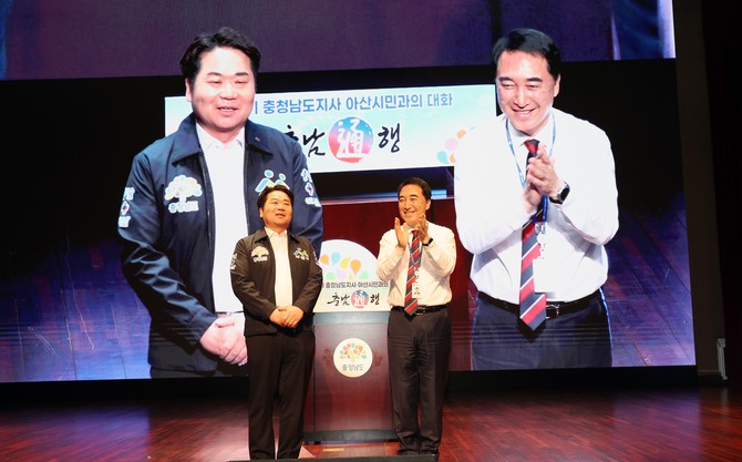 박수현 충남지사가 22일 아산 시민과의 대화에서 오세현 아산시장과 함께 지역 현안을 공유하고 발전 방향을 설명하고 있다. ⓒ 충남도
