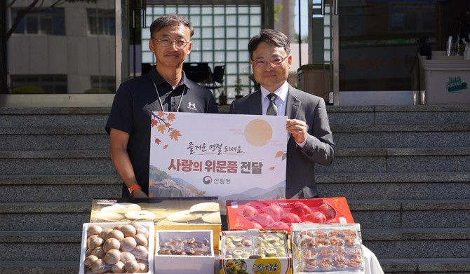 박은식 산림청장(오른쪽)이 22일 사회복지시설 ‘평강의집’에 위문품을 전달하고 기념사진을 촬영하고 있다. ⓒ 산림청