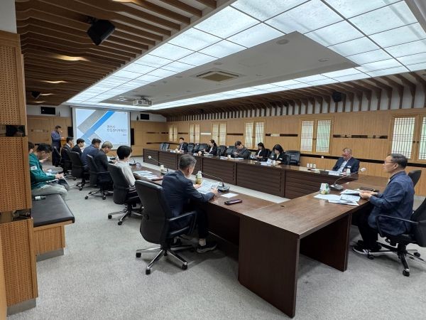 영천시가 장기간 방치된 빈집의 체계적인 정비와 활용 방안을 마련하기 위해 추진 중인 '빈집정비계획 수립 용역' 중간보고회에서 김병기 부시장과 관계 부서 및 빈집정비 TF팀 관계자들이 지역별 빈집 실태와 향후 정비·활용 방향을 논의하고 있다. ⓒ 영천시