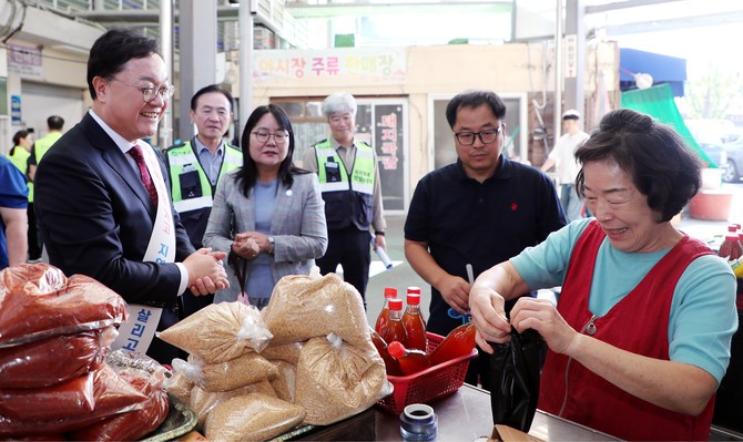 김현수 하동군수가 전통시장 장보기에 나서고 있다. ⓒ 하동군
