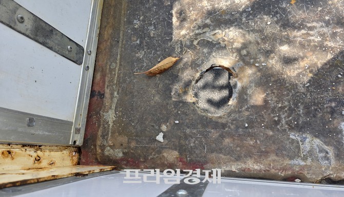 주행 중이던 화물차 적제에 구멍난 모습. =오영태 기자