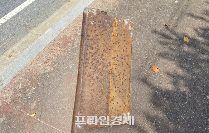 주행 중이던 화물차에서 날아온 쇳덩이 모습. =오영태 기자