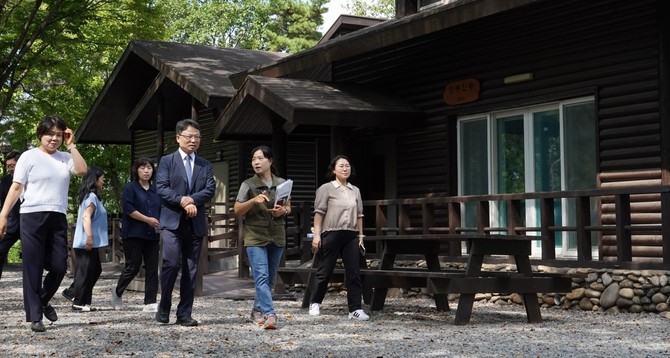 박은식 산림청장(왼쪽 두번째)이 23일 충북 보은군 국립속리산말티재자연휴양림을 찾아 산림문화휴양관, 숲속의집, 목공예체험장 등 주요 휴양시설을 점검하고 있다. ⓒ 산림청