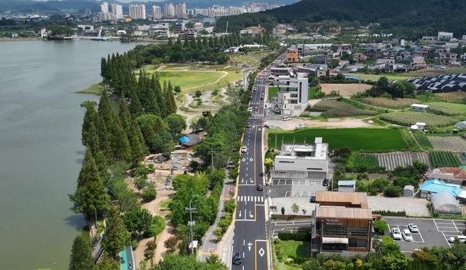 신정로 확·포장공사 준공…신정호 카페거리 교통환경 개선 모습. ⓒ 아산시