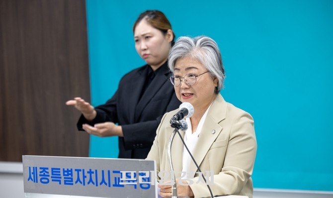 강미애 교육감이 지난 22일 세종시교육청에서 민선 5기 출범 이후 첫 언론인 기자회견을 열고 '교육활동 보호 책임지원제' 추진 계획을 발표하고 있다. =오영태 기자