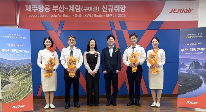 이유진 제주항공 부산지점장(오른쪽에서 세번째)이 신규 취항편 승무원들과 기념촬영을 하고 있다. ⓒ 제주항공