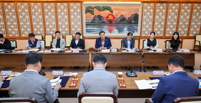 지난 29일 시청 해나루홀에서 김기재 시장을 비롯한 위원 17명이 참석한 가운데 '2026년 제1차 노사민정협의회 본협의회'를 개최하고 있다. ⓒ 당진시