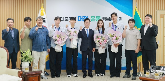 30일 오전 시청에서 아시안게임에서 우수한 성적을 거둔 대전시청 소속 선수들을 초청해 축하와 격려 후 기념촬영을 하고 있다. ⓒ 대전시