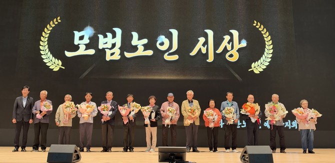 지난 9월30일 윤봉길체육관에서 '제30회 노인의 날 기념식'에서 유공자 포상 후 기념촬영을 하고 있다. ⓒ 예산군