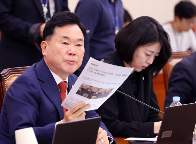 29일 국회에서 열린 문화체육관광위원회 전체회의에서 국민의힘 김승수 의원이 영화 '암살자(들)'과 관련, 허진호 감독 등을 국정감사 참고인으로라도 불러야 한다고 요구하고 있다. ⓒ연합뉴스