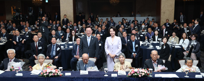 기념식에는 100세를 맞은 장수 어르신과 노인복지에 기여한 유공자, 독거 및 취약계층 어르신 등 400여 명이 참석했다. ⓒ 연합뉴스