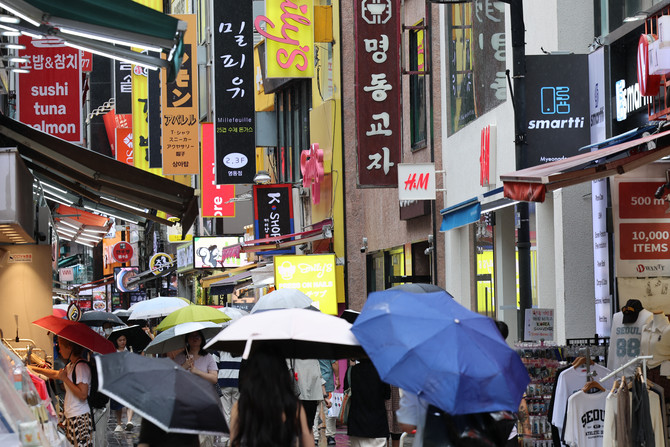 서울 명동거리에서 외국인 관객들이 상점을 둘러보고 있는 모습. ⓒ 연합뉴스